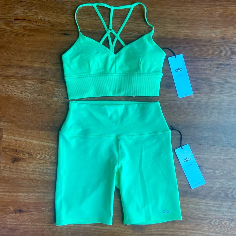 NWT! Alo Yoga Set in Ultramint 💚 Size S